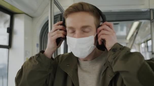 Fiatal fickó buszozik orvosi maszkkal az arcán. Az egészség védelme járvány esetén. — Stock videók