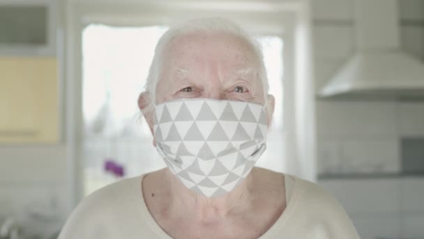 Πορτρέτο της γριάς με την ιατρική μάσκα. Γυναίκα προστατεύει τον εαυτό της από λοιμώξεις σε πανδημία. — Αρχείο Βίντεο