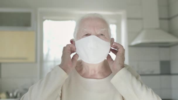 Mujer de edad se quita la máscara para la protección durante la infección viral epidémica. — Vídeo de stock