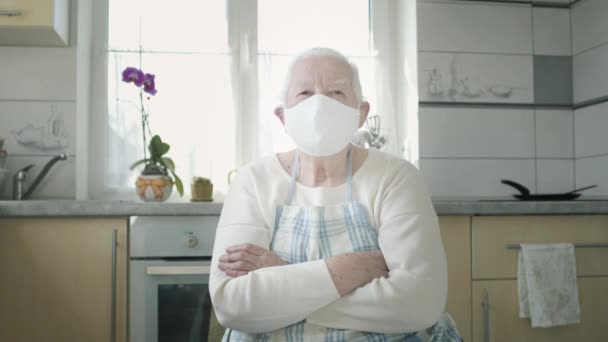 Πορτρέτο της γριάς με την ιατρική μάσκα. Γυναίκα προστατεύει τον εαυτό της από λοιμώξεις σε πανδημία. — Αρχείο Βίντεο