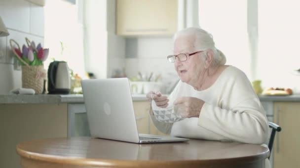 Az öregasszony álarcot visel, hogy védekezzen a vírusfertőzés járványa alatt. — Stock videók