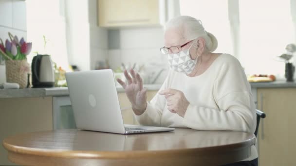 Una anciana enmascarada para protegerse durante la epidemia de infección viral. — Vídeo de stock