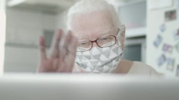 Stara kobieta w masce dla ochrony podczas epidemii infekcji wirusowej. — Wideo stockowe