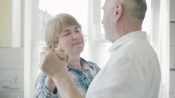 Mature Couple Dancing In The Kitchen. — Stock Video