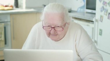 Mutfakta oturan yaşlı kadının portresi..