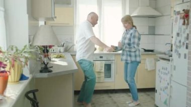 Olgun Çift Mutfakta Dans Ediyor.