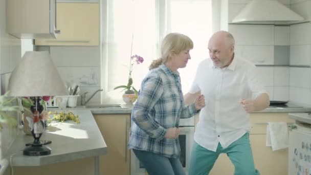 Pareja madura bailando en la cocina. — Vídeo de stock