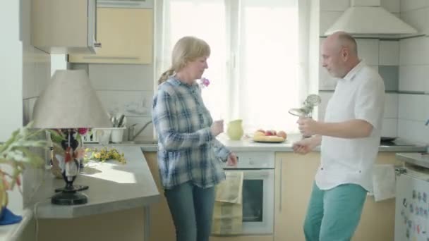 Зріла Пара Танцює На Кухні . — стокове відео