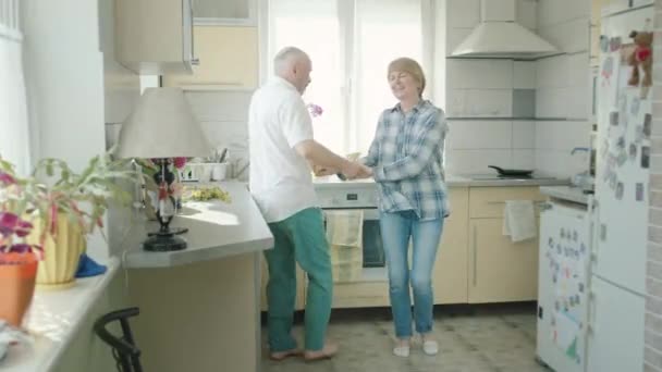 Pareja madura bailando en la cocina. — Vídeo de stock