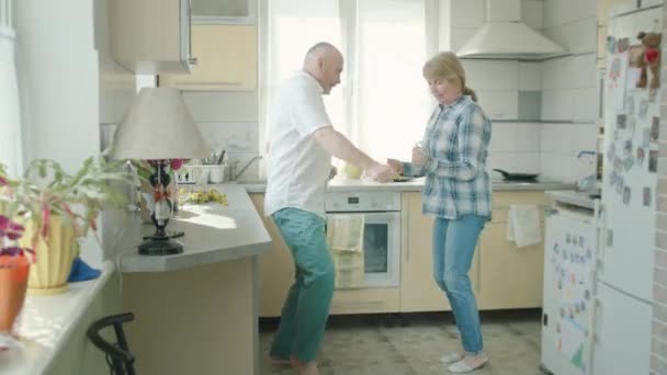 Pareja madura bailando en la cocina. — Vídeos de Stock