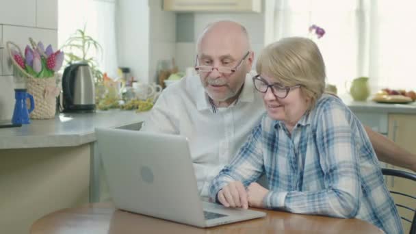 Volwassen paar man en vrouw zitten op laptop. — Stockvideo