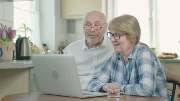 Volwassen paar man en vrouw zitten op laptop. — Stockvideo