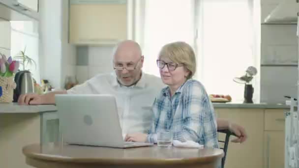 Paar Mann und Frau mit Laptop. Sie reden mit jemandem. — Stockvideo