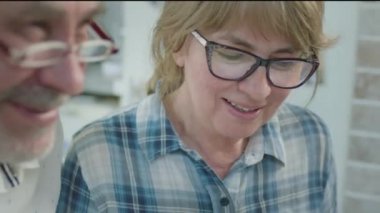 Mutfakta bir çift adam ve kadın var. Yüz Kapanışı.