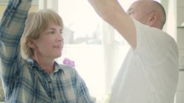 Olgun Çift Mutfakta Dans Ediyor.