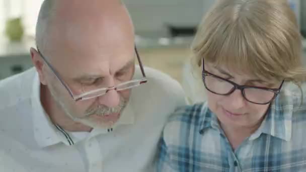 Volwassen man en vrouw in de keuken. Gezichtssluiting. — Stockvideo