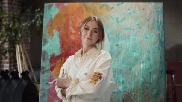 Artiste fille dans le studio d'art. — Video