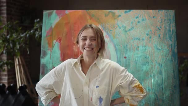 Fiatal lány művész álló közel festészet. — Stock videók