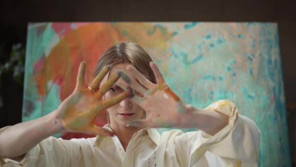 Fiatal lány művész álló közel festészet. — Stock videók