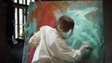 Genç Sanatçı Resim Stüdyosunda Resim Yapıyor.