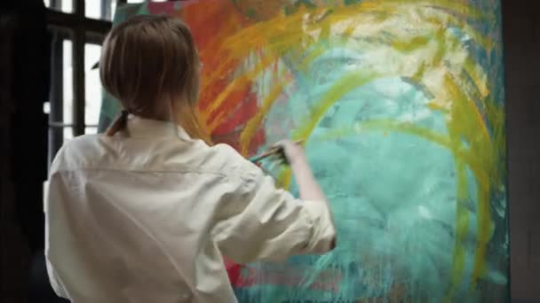 Giovane artista dipinge immagine in uno studio d'arte. — Video Stock