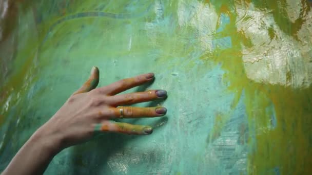 Artistas Mão. Menina pinta imagem com a mão. — Vídeo de Stock