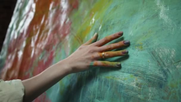 Artistes Hand. Fille peint tableau avec sa main. — Video