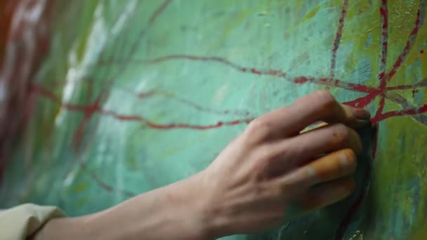 Artistas Mão. Menina pinta imagem com a mão. — Vídeo de Stock