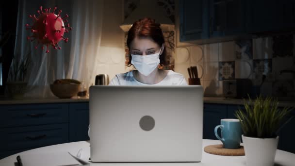 Chica joven en la cocina con el ordenador portátil. La molécula del virus está volando alrededor de ella. La mujer reflexiona sobre ella. — Vídeo de stock