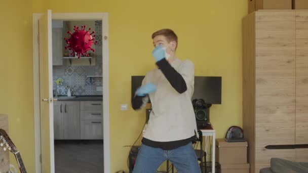 Guy walczy z dużymi cząsteczkami wirusów. — Wideo stockowe