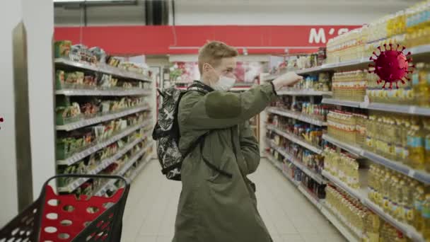 Fiatal fickó orvosi maszkban a szupermarketben. Guy harcol nagy molekulák vírusok. — Stock videók