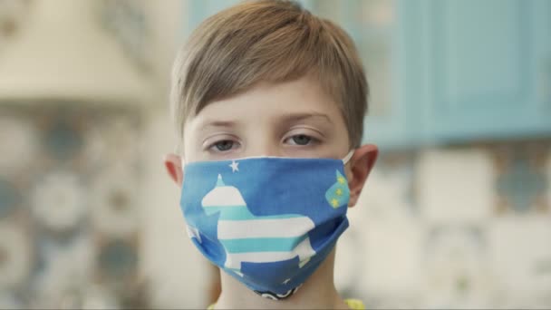 Retrato de niño en máscara médica multicolor. — Vídeo de stock