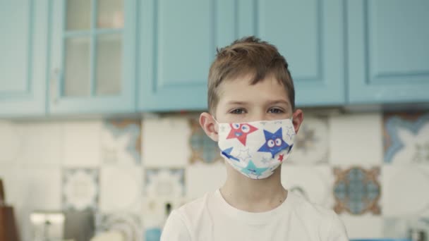 Ritratto del ragazzo in maschera medica multicolore. — Video Stock