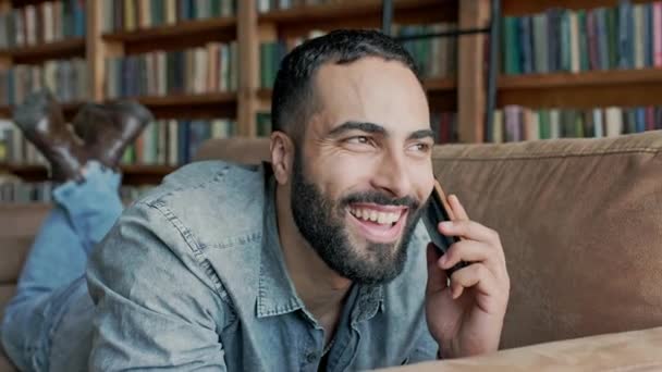 Jovem elegante conversando com alguém no celular. — Vídeo de Stock