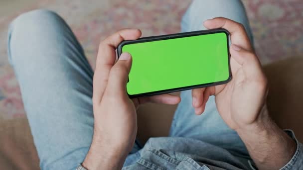 Man houder van Smart Phone met groene display. — Stockvideo