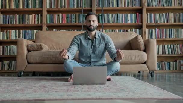 Jeune homme élégant assis sur le sol avec ordinateur portable. — Video