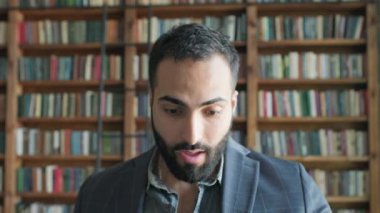 Kütüphanedeki neşeli adam..