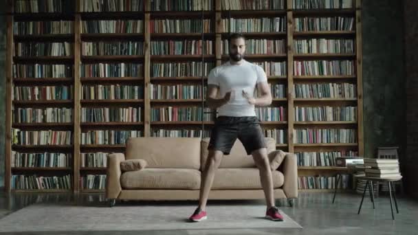 Jeune homme faisant du sport dans la bibliothèque. — Video