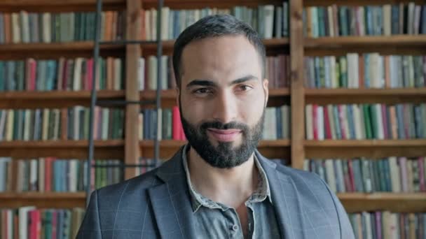 Cara de chico alegre con barba en la biblioteca. — Vídeos de Stock