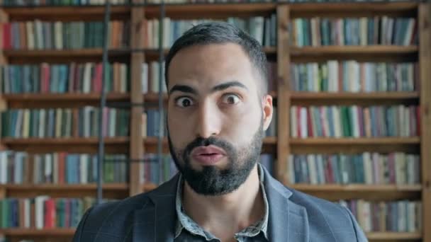 Guy del Medio Oriente en la biblioteca está muy sorprendido. — Vídeo de stock