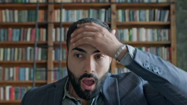 Guy del Medio Oriente en la biblioteca está muy sorprendido. — Vídeos de Stock