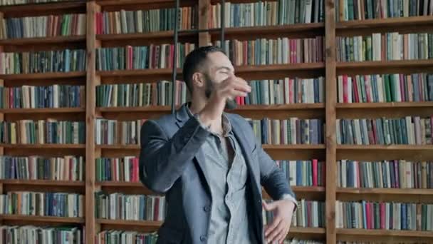 Joven bailando en la biblioteca. — Vídeos de Stock