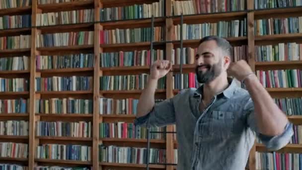 Ung kille dansar i biblioteket. — Stockvideo