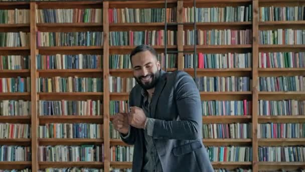 Ung kille dansar i biblioteket. — Stockvideo