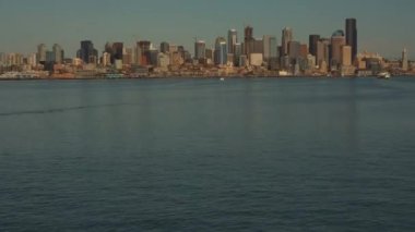 Seattle, WA - 25 Temmuz 2020. Şehrin yüzen tekneden görünüşü.