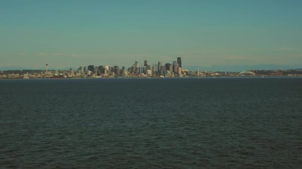 Seattle, WA - 25 luglio 2020. Vista della città da galleggiante barca — Video Stock