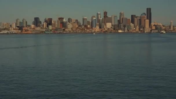 Seattle, WA - 25. července2020. Pohled na město z plovoucí lodi. — Stock video