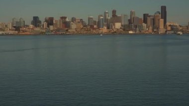 Seattle, WA - 25 Temmuz 2020. Şehrin yüzen tekneden görünüşü.
