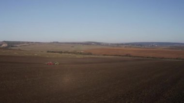 Tarlalar. Arazide Traktör Sürüşü.