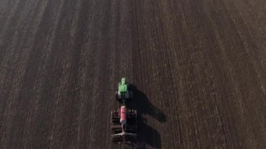 Hasat Alanlarının Hava Görüntüsü. Arazide Traktör Sürüşü